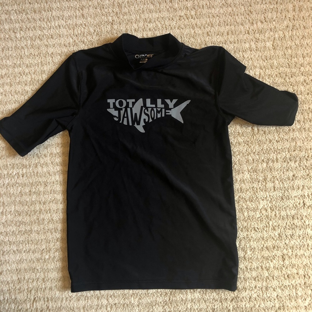 🦈Boys swim shirt like new🦈 D6